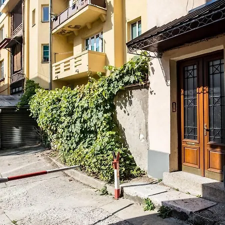 Urban In Center Apartment