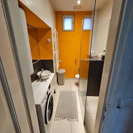 Urban In Center Apartment *